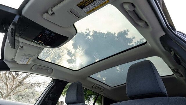 cua-so-troi-xe-lexus-rz300e