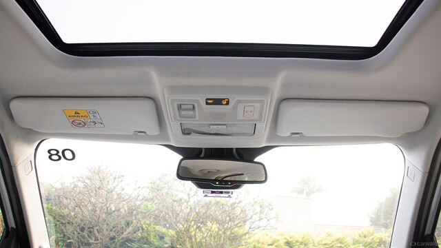 cua-so-troi-xe-tata-punch-ev