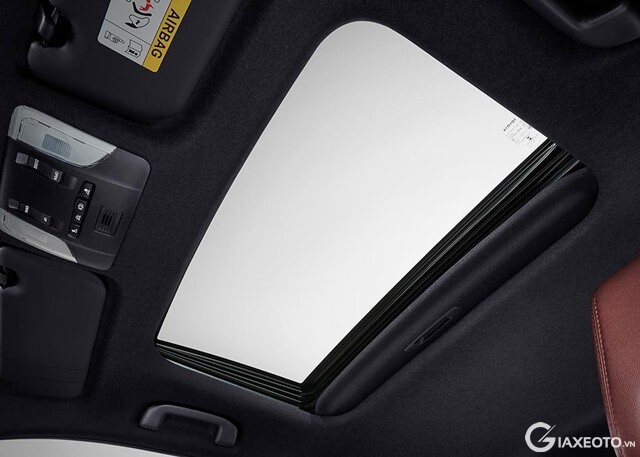 cua-so-troi-xe-toyota-corolla-cross