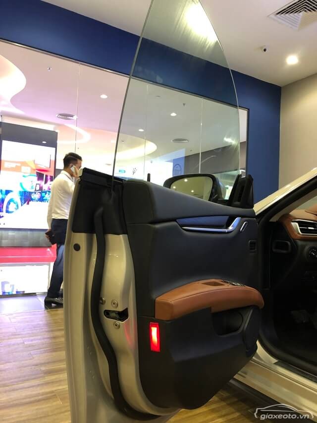 cua-xe-maserati-ghibli
