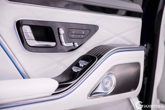 cua-xe-mercedes-maybach-s680