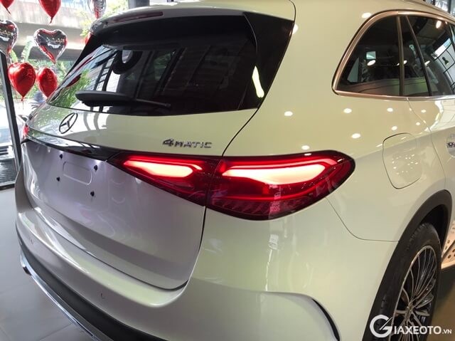 cum-den-hau-mercedes-glc300-2024