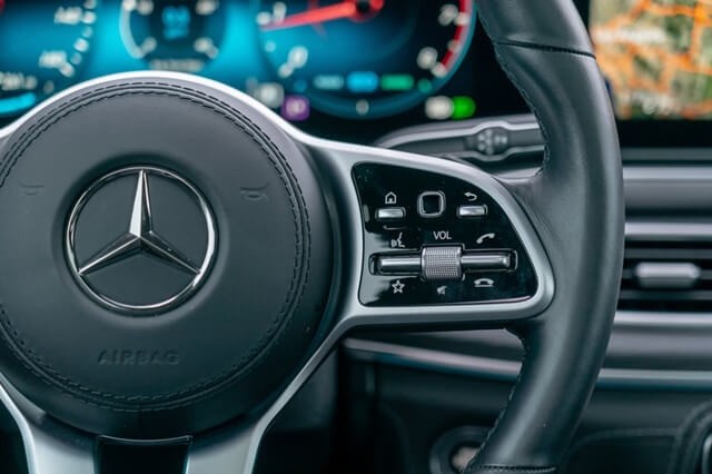 dam-thoai-ranh-tay-tren-vo-lang-xe-mercedes-benz-gls-580-4matic