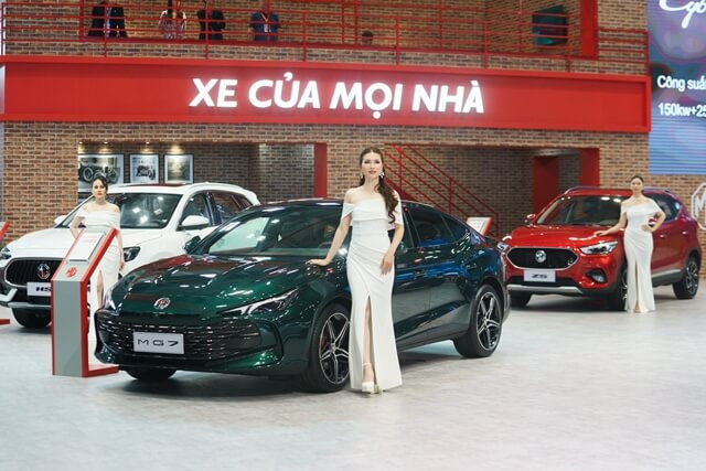 dan-nguoi-mau-gian-hang-mg-vms-2024