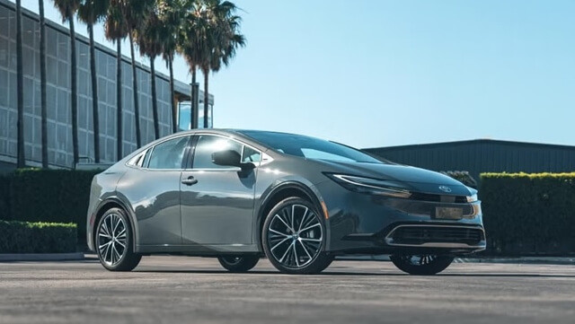 danh-gia-ngoai-that-xe-toyota-prius