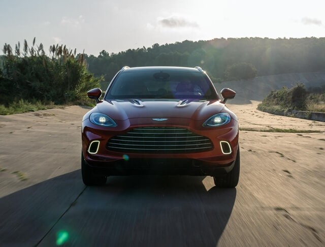dau-xe-aston-martin-dbx