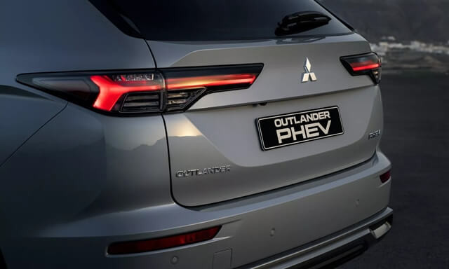 den-hau-xe-Mitsubishi-Outlander-PHEV