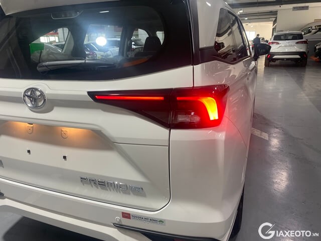 den-hau-xe-toyota-avanza-premio