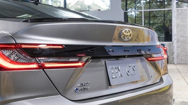 den-hau-xe-toyota-camry-2025