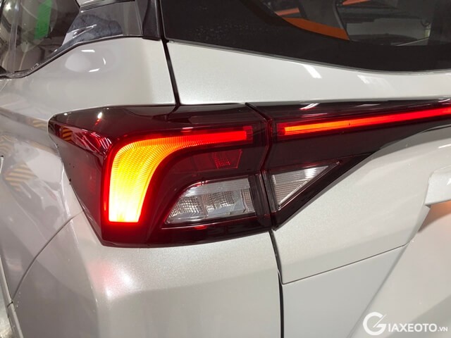 den-hau-xe-toyota-veloz-2023