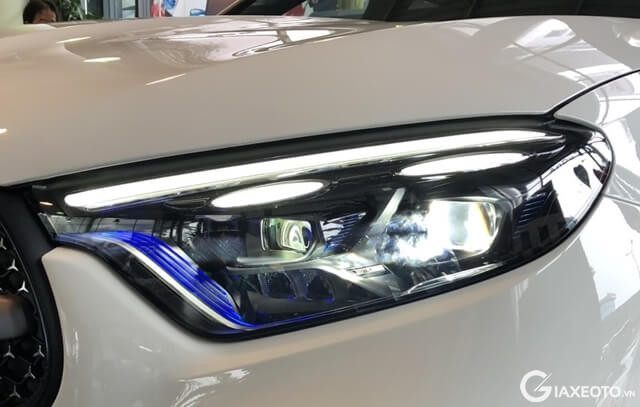 den-multibeam-led-tren-xe-mercedes