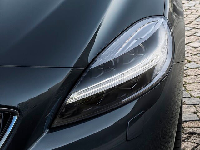 den-pha-Volvo-V40-2021