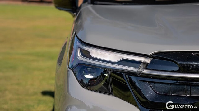 den-pha-xe-subaru-forester-2025