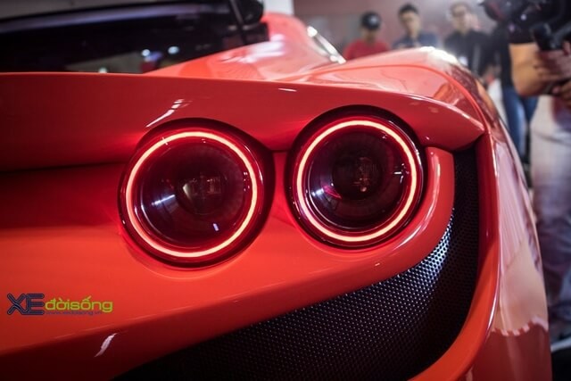 den-sau-xe-Ferrari-F8-Tributo