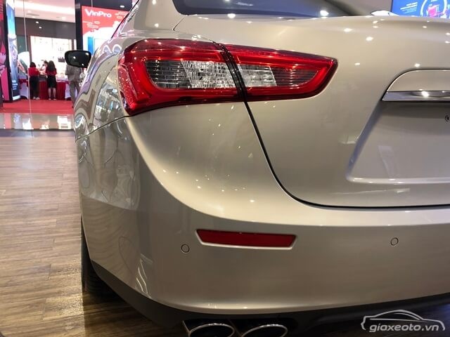 den-sau-xe-maserati-ghibli