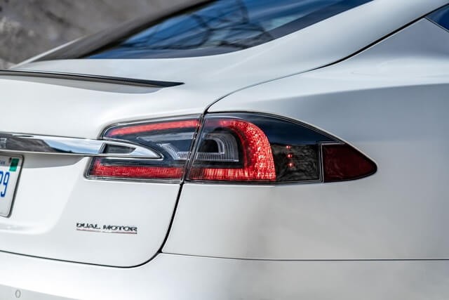 den-sau-xe-tesla-model-s