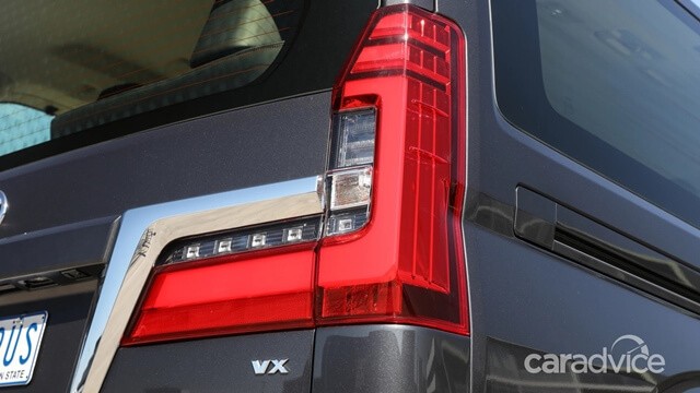 den-sau-xe-toyota-granvia