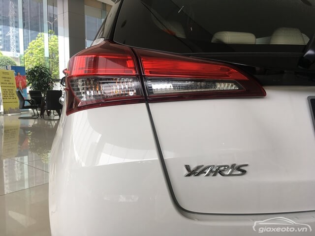 den-sau-xe-toyota-yaris-2018-2019