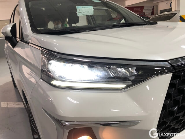 den-truoc-toyota-veloz-cross-2025