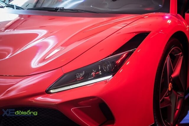 den-truoc-xe-Ferrari-F8-Tributo