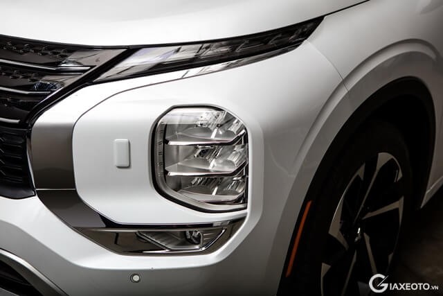 den-truoc-xe-Mitsubishi-Outlander-2024