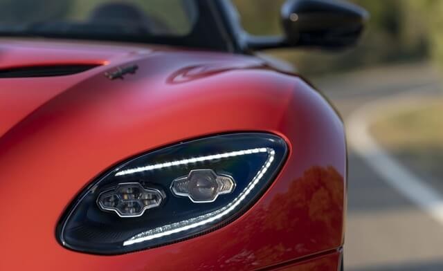 den-truoc-xe-aston-martin-dbs-superleggera