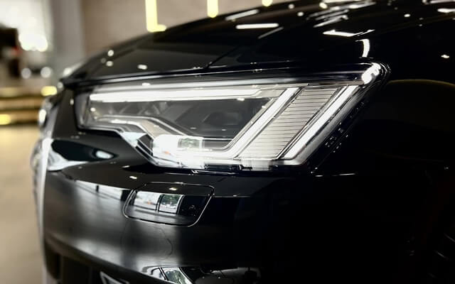 den-truoc-xe-audi-a6-2025