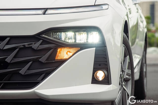 den-truoc-xe-hyundai-accent-cao-cap