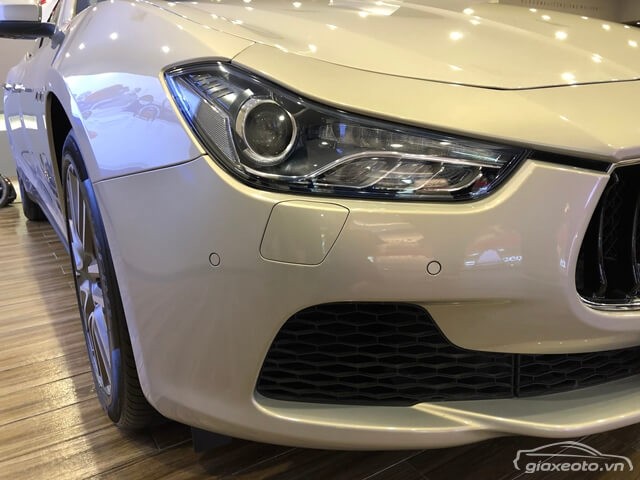 den-truoc-xe-maserati-ghibli