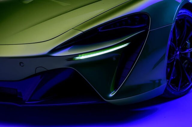 den-truoc-xe-mclaren-artura