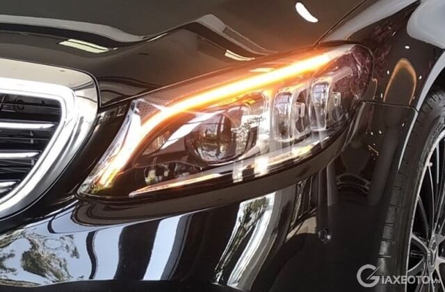 den-truoc-xe-mercedes-benz-c200