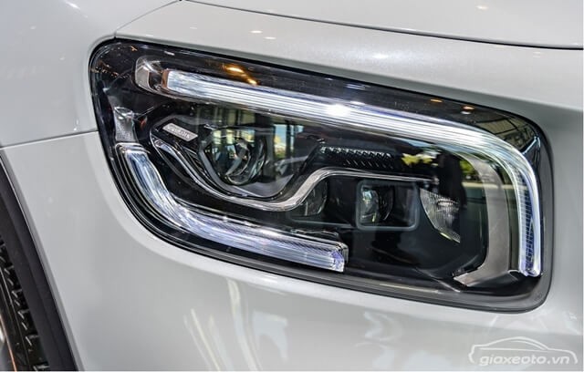 den-truoc-xe-mercedes-benz-glb-200