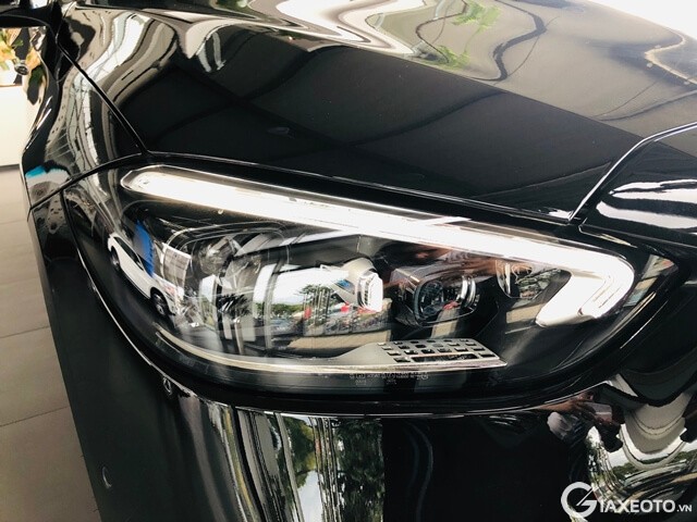 den-truoc-xe-mercedes-c300-amg