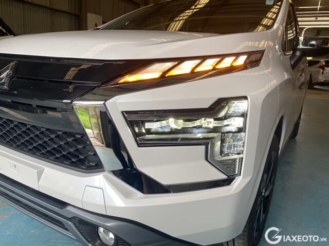 den-truoc-xe-mitsubishi-xpander-2023