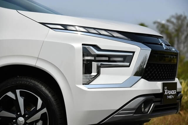 den-truoc-xe-mitsubishi-xpander-hev-hybrid.