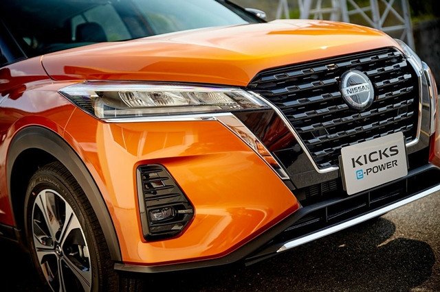 den-truoc-xe-nissan-kicks-2024