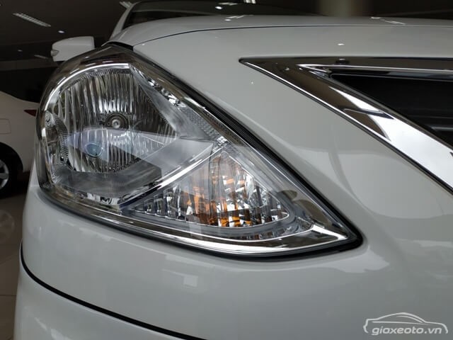 den-truoc-xe-nissan-sunny