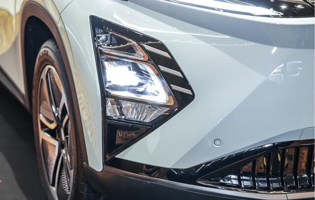 den-truoc-xe-omoda-e5