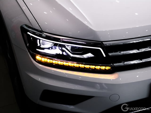 den-truoc-xe-tiguan-luxury-2-2022