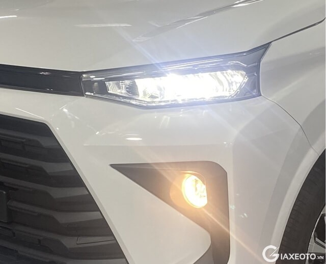 den-truoc-xe-toyota-avanza-premio