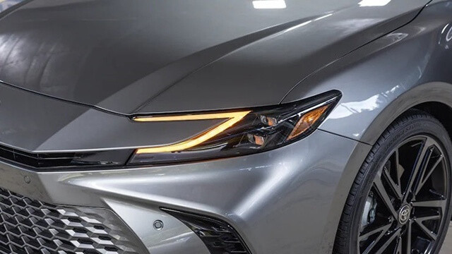 den-truoc-xe-toyota-camry-2025