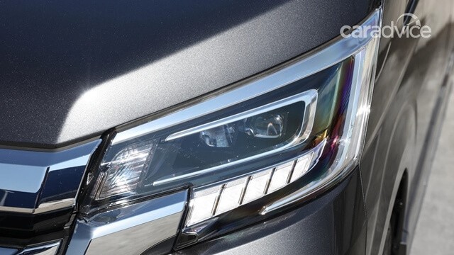 den-truoc-xe-toyota-granvia