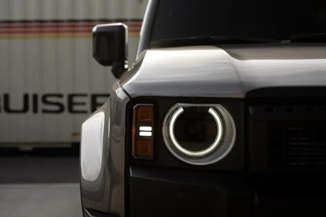 den-truoc-xe-toyota-prado-2024-tieu-chuan