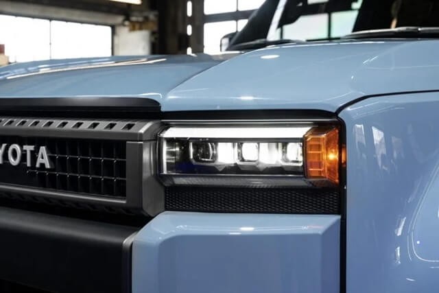 den-truoc-xe-toyota-prado-2024