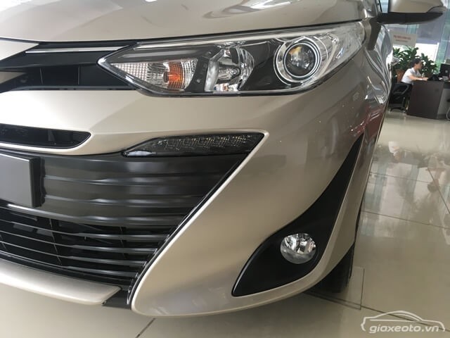 den-truoc-xe-toyota-vios
