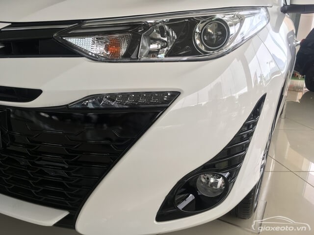 den-truoc-xe-toyota-yaris