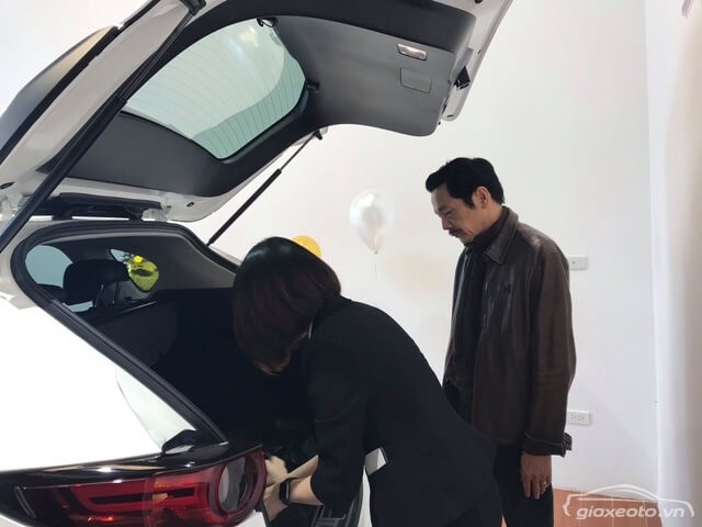 dien-vien-trung-anh-ve-nha-di-con-mua-xe-mazda-cx5