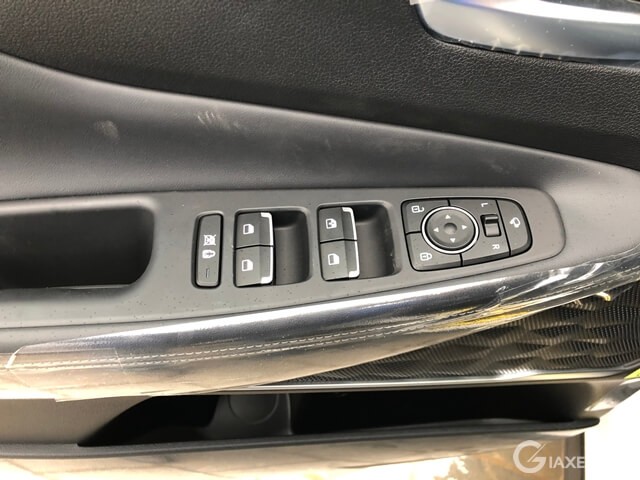 cua-so-troi-xe-hyundai-santafe-may-dau