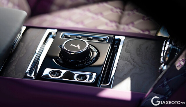 dieu-khien-trung-tam-rolls-royce-cullinan-series-ii