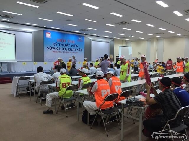 doi-ngu-ky-thuat-vien-honda-long-bien
